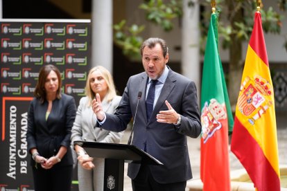 El ministro de Transportes y Movilidad Sostenible, Óscar Puente, con la alcaldesa de Granada y la consejera de Fomento, en Granada.