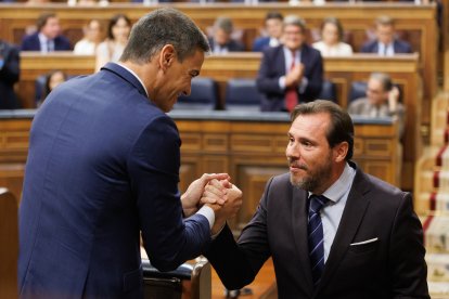 Pedro Sánchez saluda a Óscar Puente en el Congreso de los Diputados.