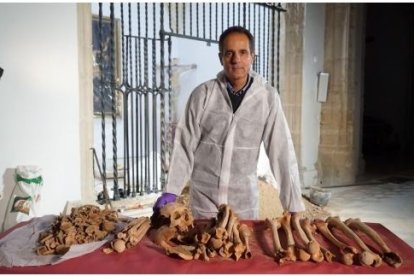 (Foto de ARCHIVO)
El doctor Lorente durante una exhumación llevada a cabo en la investigación en 2019

UGR/ARCHIVO
10/3/2021