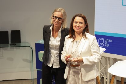 Mónica Pérez Clausen, Directora Académica de la Escuela del Agua y Amelia Navarro, Directora de Sostenibilidad, Equidad y Acción Social de Hidraqua y Aguas de Alicante