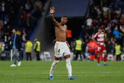 Alaba saluda a la afición del Santiago Bernabéu tras un partido.