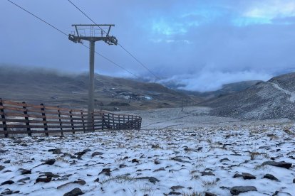 Primera nevada del otoño en la estación de esquí de Sierra Nevada, Granada.