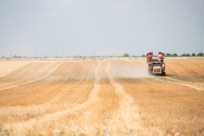 Maquinaria trabajando un campo de pasto, a 17 de junio de 2024, en Albacete.