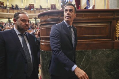 El exministro y diputado en el Congreso, José Luis Ábalos, junto al presidente del Gobierno, Pedro Sánchez