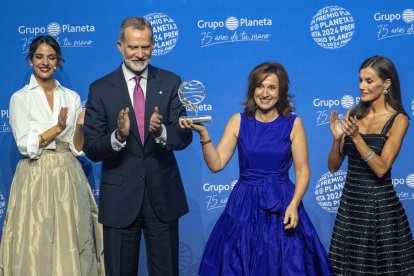 La ganadora del Premio Planeta 2024 Paloma Sánchez-Garnica, junto a los Reyes

LORENA SOPENA - EUROPA PRESS
15/10/2024