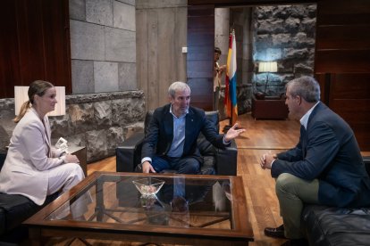 La presidenta de Baleares, Marga Prohens, el presidente de Canarias, Fernando Clavijo, y el vicepresidente, Manuel Domínguez, en una reunión en Presidencia del Gobierno.