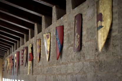Escudos en Les Corts Valencianes