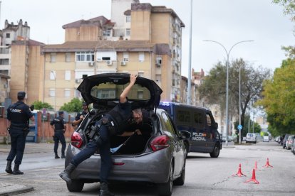 Imagen de efectivos policiales en el Polígono Sur de Sevilla este miércoles por la mañana.