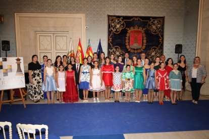 Recepción de las candidatas a reina mayor e infantil de la Federación de Asociaciones Festivas en Barrios y Partidas de Alicante (Fafba), en el Salón Azul del Ayuntamiento de Alicante.

REMITIDA / HANDOUT por AYUNTAMIENTO DE ALICANTE
Fotografía remitida a medios de comunicación exclusivamente para ilustrar la noticia a la que hace referencia la imagen, y citando la procedencia de la imagen en la firma
16/10/2024