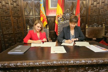 La consellera de Innovación, Industria, Comercio y Turismo, Nuria Montes, en su condición de presidenta de SITVAL, y la alcaldesa de Segorbe, Maria del Carmen Climent, han firmado un convenio de colaboración.