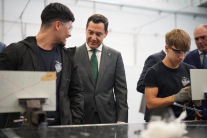 El presidente de la Junta de Andalucía, Juanma Moreno, en el nuevo centro de FP aeroespacial de Sevilla.