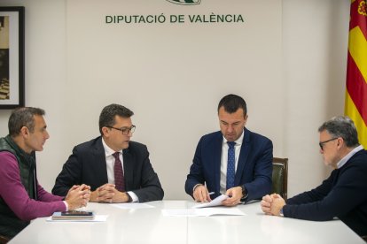 Vicent Mompó y Juan Ramón Adsuara firman el convenio de las ayudas para Smart Cities