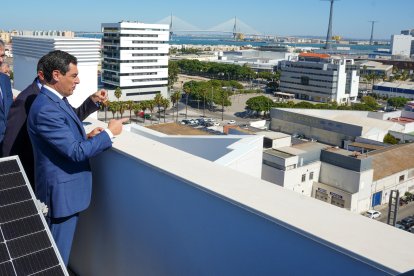 El presidente de la Junta de Andalucía, Juanma Moreno, en una visita reciente a las nuevas viviendas protegidas en Matadero Sur, Cádiz.