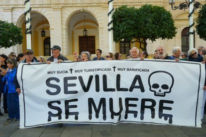 La plataforma ciudadana 'SevillaSeMuere' durante una concentración ante el Ayuntamiento.