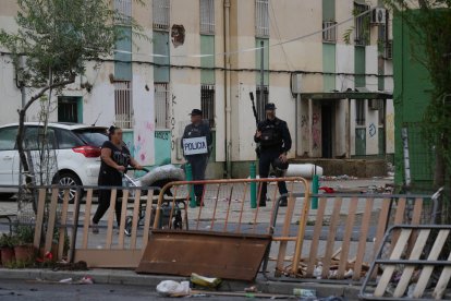 Efectivos de la Policía Nacional desplegados en el las Tres Mil Viviendas del Polígono Sur en Sevilla.