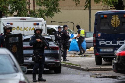 Efectivos de la Policía Nacional desplegados en el Polígono Sur de Sevilla.