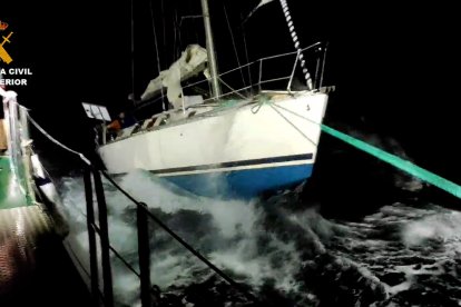 Rescatados cuatro tripulantes de un velero francés a la deriva en la isla de Tabarca