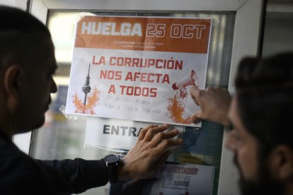 Un cartel que anuncia huelga de RTVE el 25 de octubre