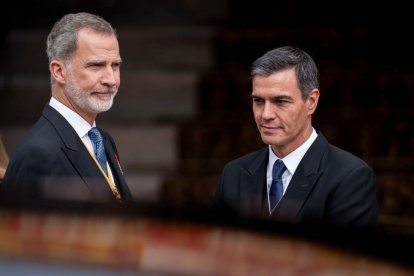 Pedro Sánchez junto al rey Felipe VI