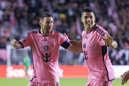 Leo Messi y Luis Suárez celebran un gol.