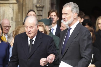 Juan Carlos I y Felipe VI, en el funeral de Constantino de Grecia en WindsorCastle, Berkshire.