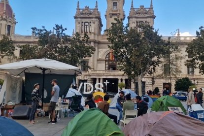 Captura del vídeo de la acampada por la vivienda en Valencia