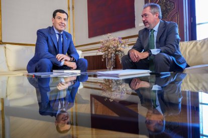 El presidente de la Junta de Andalucía, Juanma Moreno (PP-A), y el  secretario general del PSOE A, Juan Espadas, en una reunión que mantuvieron en septiembre.