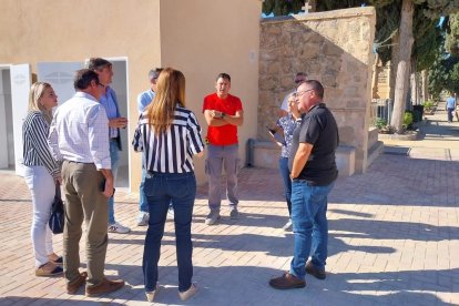 El Alcalde Marcos Zaragoza y la edil de Cementerio, Marisa Mingot, han visitado esta mañana la nueva área para comprobar la finalización del proyecto de ampliación