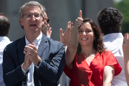 El presidente del Partido Popular, Alberto Núñez Feijóo, y la presidenta de la Comunidad de Madrid, Isabel Díaz Ayuso, durante una manifestación del PP contra Sánchez.