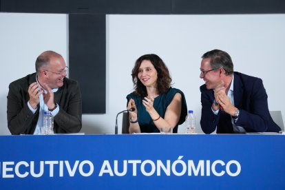 Isabel Díaz Ayuso con Miguel Tellado y Alfonso Serrano durante el Comité Ejecutivo del gobierno madrileño.