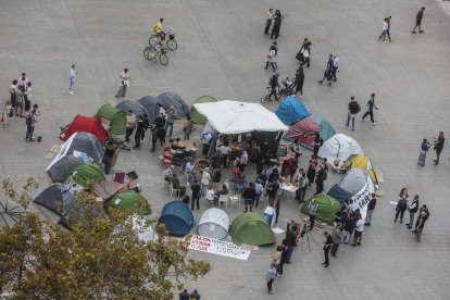 Vista general de la acampada de vivienda en la Plaza del Ayuntamiento