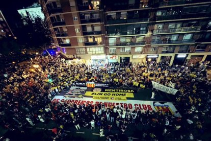 Marea valencianita a las puertas del Mestalla