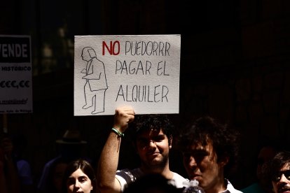 (Foto de ARCHIVO)
Miles de malagueños se manifestan por la dificultad de encontrar una vivienda para alquilar en la ciudad, a 29 de junio de 2024 en Málaga (Andalucía, España). 
Manifestación convocada por el Sindicato de Inquilinas e Inquilinos de Málaga bajo el lema 'Málaga para vivir y no para sobrevivir' a la que han asisitido miembros de Podemos, el Auntamiento de Málaga, Adelante Andalucía y Alianza Verde Andalucía. La marcha ha empezado en la Plaza de la Merced hasta Puerta del Mar.

Álex Zea / Europa Press
29/6/2024