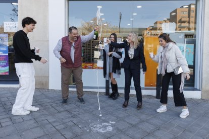 (Foto de ARCHIVO)
Un estanco de Granada capital celebrando como corresponde la llega del premio Gordo. 

Álex Cámara / Europa Press
06/1/2024