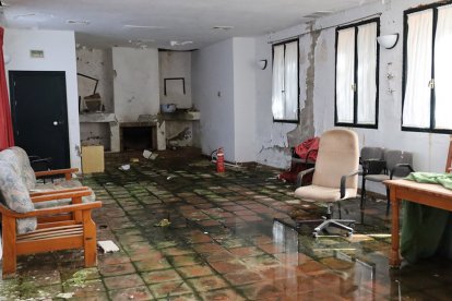 Interior de la villa turística abandonada en Cazalla de la Sierra.