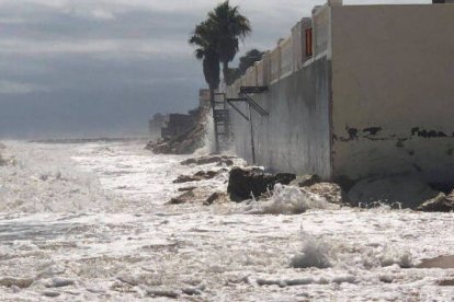 El mar engulle las viviendas afectadas por el deslinde en La Goleta de Tavernes.