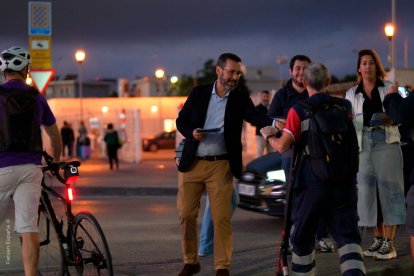 El alcalde de La Línea de la Concepción, Cádiz, repartiendo octavillas cerca de la frontera con Gibraltar.