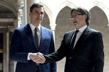 El presidente del Gobierno, Pedro Sánchez, junto al líder de Junts, Carles Puigdemont