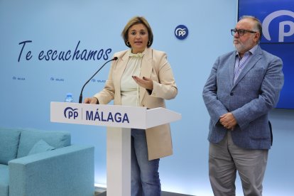 La presidenta del Consejo de Alcaldes del PP de Málaga, Margarita del Cid, junto al alcalde de Alhaurín de la Torre y vicepresidente de la FAMP, Joaquín Villanova.