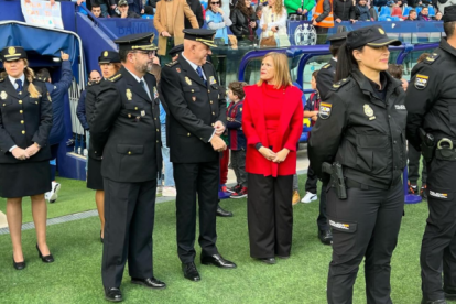 La delegada del Gobierno, Pilar Bernabé, en un acto homenaje a la Policía Nacional en el Ciutat de València, estadio del Levante club del que se confiesa aficionada.