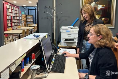 Rosa Cervera, concejal de Educación y personal de la Biblioteca de Benaguasil