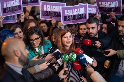 La diputada de Más Madrid, Loreto Arenillas, realiza declaraciones a la prensa antes de una manifestación contra la violencia hacia las mujeres.