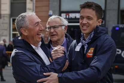 Joan Baldoví, líder de Compromís y Joan Ribó, exalcalde de Valencia con Compromís, junto a Iñigo Errejón en 2023 haciendo campaña en las Fallas.