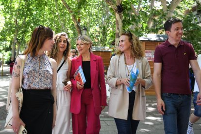 Íñigo Errejón junto a Elizabeth Duval, Yolanda Díaz y más compañeras de Sumar.