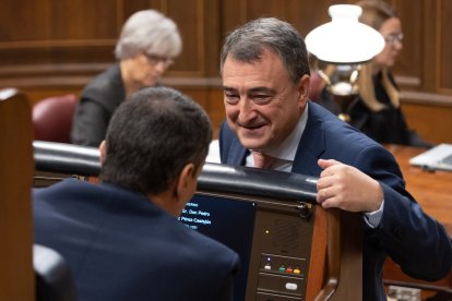 El presidente del Gobierno, Pedro Sánchez, conversa con el portavoz del PNV en el Congreso, Aitor Esteban.