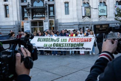 (Foto de ARCHIVO)
Un grupo de personas durante una concentración para la protección de las pensiones.