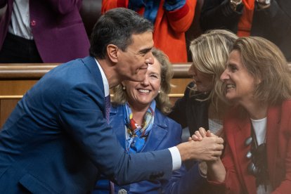 Pedro Sánchez celebra con Teresa Ribera su investidura.