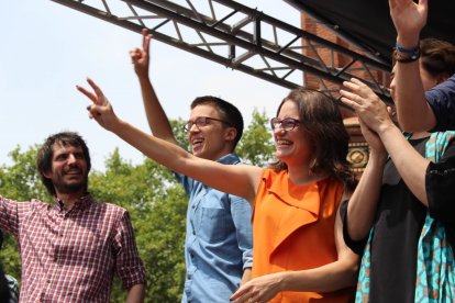 Mónica Oltra junto a Íñigo Errejón