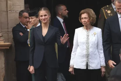 La Princesa Leonor junto a su abuela, la Reina Sofía, en Oviedo.