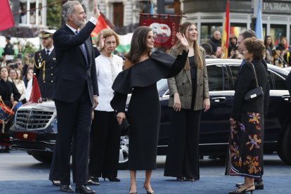 Los Reyes Felipe y Letizia a su llegada al Teatro Campoamor.